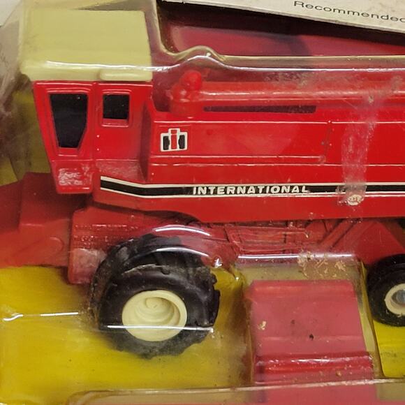 Vintage Ertl 1/80 scale International Harvester combine w/ 2 heads red/white - Picture 3 of 9